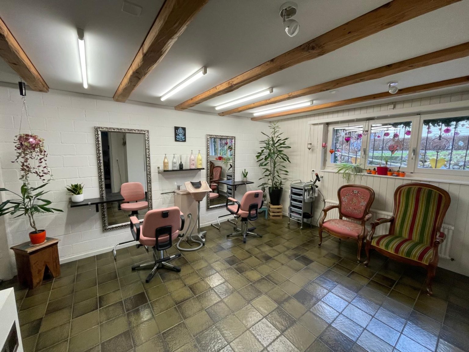 Innenraum des Coiffeursalons Hairmony in Villmergen mit Frisierplätzen und viel Tageslicht